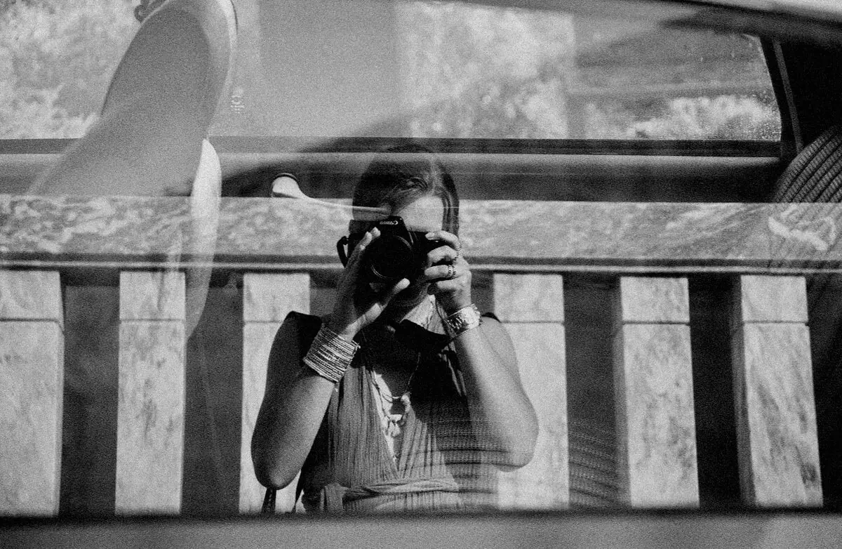 Photographe en immersion sur le terrain, appareil photo à la main